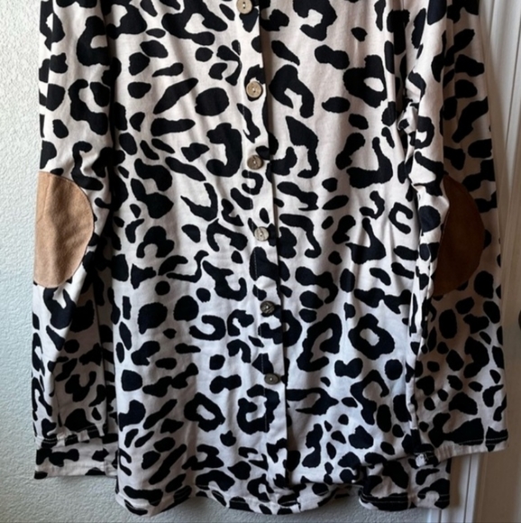 Womans Plus For Grand PL Animal Print Suede Patch On Elbows Top - Picture 4 of 6